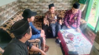 Survei Kepuasan Layanan Nikah di Kecamatan Kalibaru: Upaya Kemenag Banyuwangi Tingkatkan Kualitas Layanan Foto menunjukkan petugas Kemenag Banyuwangi sedang berbincang dengan masyarakat terkait kepuasan layanan nikah di KUA Kecamatan Kalibaru.