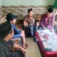 Foto menunjukkan petugas Kemenag Banyuwangi sedang berbincang dengan masyarakat terkait kepuasan layanan nikah di KUA Kecamatan Kalibaru.
