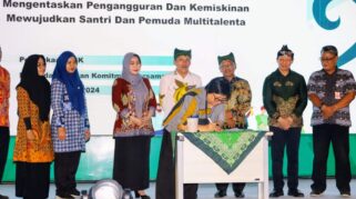 Plt Bupati Banyuwangi Sugirah dan Kepala BPVP Banyuwangi Arsad sedang menandatangani perjanjian kerjasama.