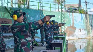 Asah Kemampuan, Kodim 0825/Banyuwangi Gelar Latihan Menembak Semester II Tahun 2024 di Muncar Prajurit Kodim 0825/Banyuwangi Latihan Menembak di Lapangan Tembak Muncar