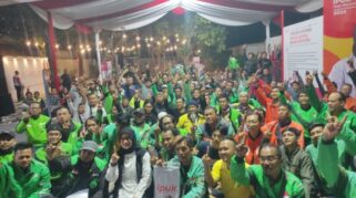 Ratusan driver ojek online dan ojek pangkalan dari berbagai komunitas di Banyuwangi berkumpul di posko kemenangan Ipuk Fiestiandani.