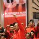 Sonny T Danaparamita, anggota Fraksi PDI Perjuangan DPR RI, terlihat bersemangat saat berorasi dalam acara konsolidasi organisasi internal DPC PDI Perjuangan di Banyuwangi.