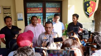 Wakapolresta Banyuwangi, AKBP Dewa Putu Eka Darmawan, sedang memberikan keterangan pers terkait kasus dugaan ancaman yang dilakukan oleh seorang warga berinisial MMA.