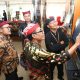 Sejumlah orang, termasuk tim penilai IGA, sedang menyaksikan demonstrasi salah satu inovasi di Banyuwangi.