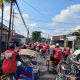 Sonny T. Danaparamita dan Ficky Septalinda sedang berbagi sarapan dengan abang becak di Banyuwangi.