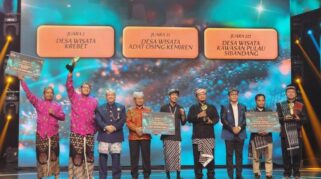 Foto memperlihatkan perwakilan Desa Wisata Adat Osing Kemiren sedang menerima penghargaan ADWI 2024 di atas panggung. Mereka tampak memegang piala dan sertifikat penghargaan.