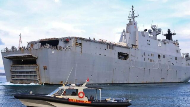 Personel Lanal Banyuwangi mengamankan proses embarkasi alutsista Australia.