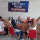 Seorang petugas medis memeriksa tekanan darah seorang warga lansia dalam kegiatan jemput bola Prolanis.