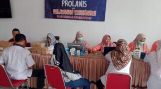 Seorang petugas medis memeriksa tekanan darah seorang warga lansia dalam kegiatan jemput bola Prolanis.