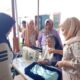 Instruktur pelatihan membimbing peserta menggunakan mesin jahit dalam pelatihan kerajinan kain