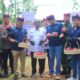 Plt. Bupati Banyuwangi, Sugirah, bersama perwakilan Pupuk Kaltim dan petani, memanen buah naga.