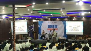 Siswa-siswi SMK Models mengikuti seminar bimbingan karir di Ballroom Edhotel.