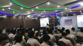 Siswa-siswi SMK Models mengikuti seminar di Ballroom Edhotel.