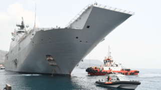 Sebuah kapal perang Australia sedang menurunkan alat-alat militer di pelabuhan Ketapang, Banyuwangi.