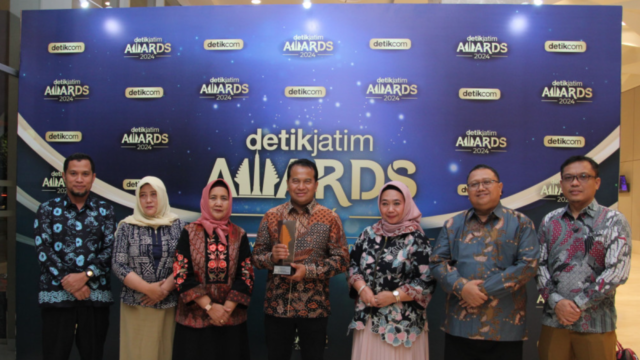Pj Bupati Pasuruan menerima penghargaan detikJatim Awards 2024.