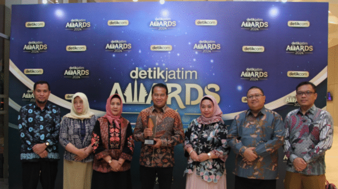 Pj Bupati Pasuruan menerima penghargaan detikJatim Awards 2024.