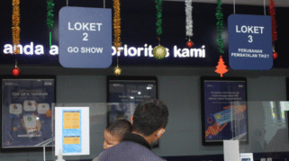 ilustrasi penumpang membeli tiket kereta api.