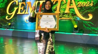 Etika Yuniarsih berpose dengan piala Gempita Awards.