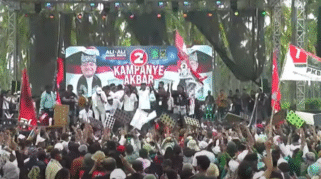 Ribuan massa pendukung pasangan Ali-Ali memadati RTH Blambangan Muncar.