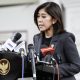 Foto menunjukkan Menteri Kominfo Meutya Hafid sedang berbicara di depan mikrofon saat memberikan keterangan pers.