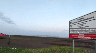 Pemkab Banyuwangi Pasang Plang Kepemilikan Tanah di Pantai Boom Sebuah plang bertuliskan "Tanah Milik Pemerintah Kabupaten Banyuwangi" terpasang di area Pantai Boom.