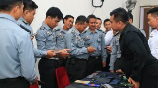 Petugas Lapas memeriksa ponsel pegawai.