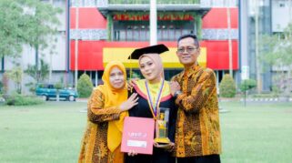 Foto Meilysa Ajeng bersama keluarga