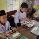 Siswa menikmati makan siang bergizi gratis.