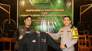 Kapolresta Banyuwangi menyerahkan jaket kepada driver ojek online dalam acara silaturahmi di Banyuwangi.