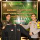 Kapolresta Banyuwangi menyerahkan jaket kepada driver ojek online dalam acara silaturahmi di Banyuwangi.