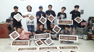 Santri PP Al Aziz pelatihan kaligrafi kayu