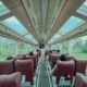 Interior kereta panoramic dengan pemandangan sawah.