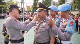 AKP Ali Arifin menerima kenaikan pangkat pengabdian.
