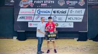 Gavine Ezar Firmansah bermain basket.