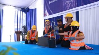 Ilustrasi pemasangan sambungan rumah (SR) gratis untuk penyandang disabilitas di Banyuwangi.