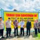 Petugas Pengadilan Negeri Banyuwangi memimpin pelaksanaan eksekusi lahan dan bangunan di Jalan Kepiting.