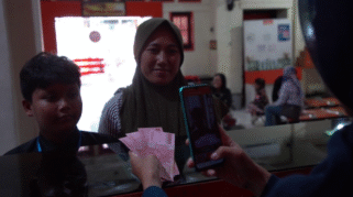 Penyaluran bansos Atensi Yapi di Banyuwangi.