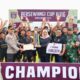 Foto pemain sepak bola usia muda yang sedang merayakan kemenangan di lapangan.