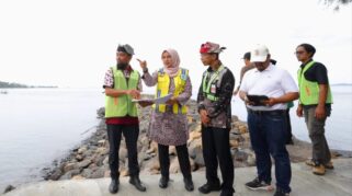 Bupati Ipuk Fiestiandani sedang melakukan peninjauan di Pantai GWD.