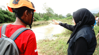 Bupati Ipuk Fiestiandani meninjau lokasi banjir di Dusun Sukamade.