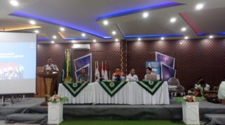 Petugas Dishub memberi edukasi rambu lalu lintas kepada siswa.