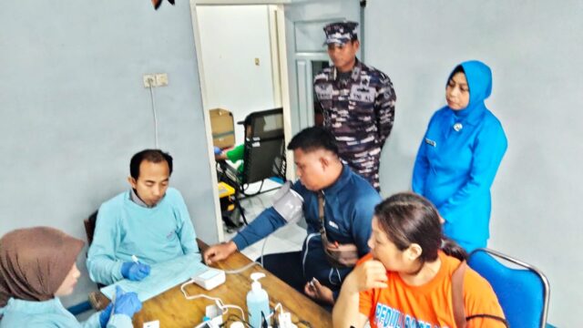 Kegiatan donor darah Lanal Banyuwangi di Jember.