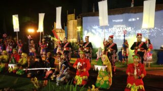 Festival Kuwung 2024: Pelangi Budaya Banyuwangi Memukau Ribuan Penonton Parade Festival Kuwung 2024 di Banyuwangi.