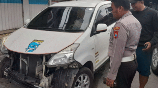 mobil menabrak tugu di persimpangan jalan.