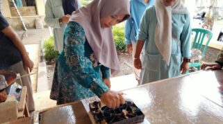 Pelatihan membatik cap di Desa Tambong