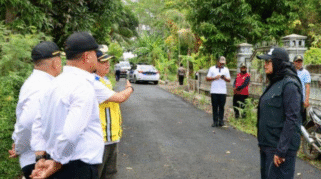 Bupati Ipuk meninjau jalan yang baru dibangun di Muncar.