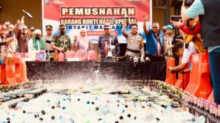 Polresta Banyuwangi Musnahkan Ribuan Botol Miras dan Knalpot Brong Jelang Nataru Polresta Banyuwangi Musnahkan Ribuan Botol Miras dan Knalpot Brong Jelang Nataru