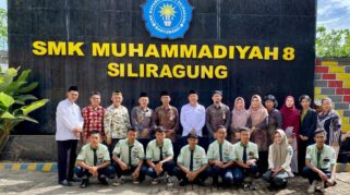 Guru dan siswa SMK Muhammadiyah 8 Siliragung berpartisipasi dalam kegiatan moderasi beragama di aula sekolah.