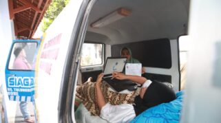 Titin mengikuti tes PPPK di dalam ambulans.