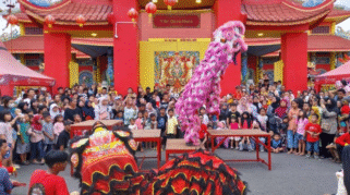 Semarak Imlek di Banyuwangi: Atraksi Barongsai di Kelenteng Hoo Tong Bio Hibur Ratusan Warga Dua barongsai merah dan pink tampil atraktif di depan kerumunan penonton di Kelenteng Hoo Tong Bio Banyuwangi.